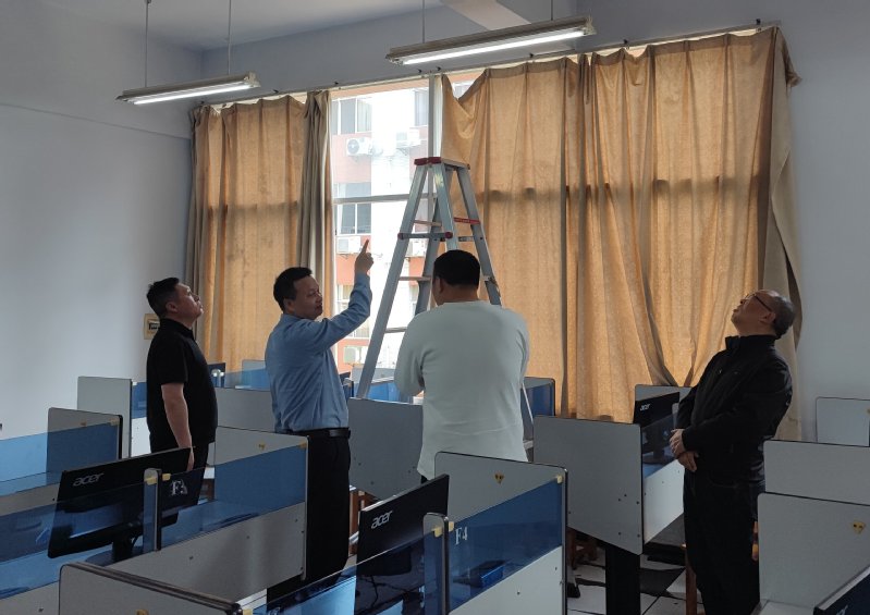 外国语学院开展语言实验室安全检...