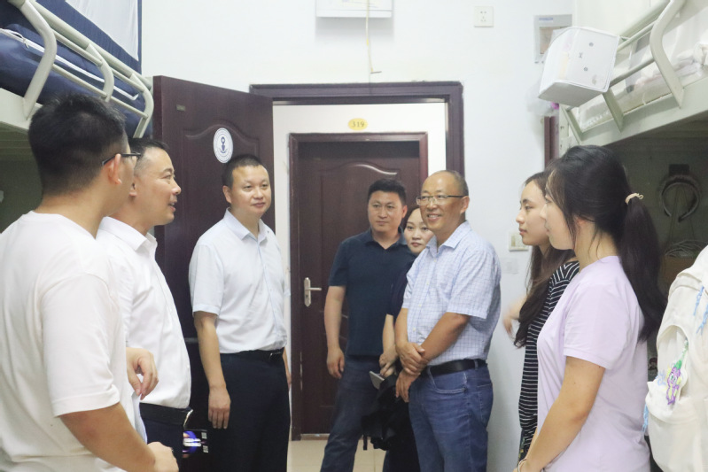 我院领导深入新生寝室开展走访慰...